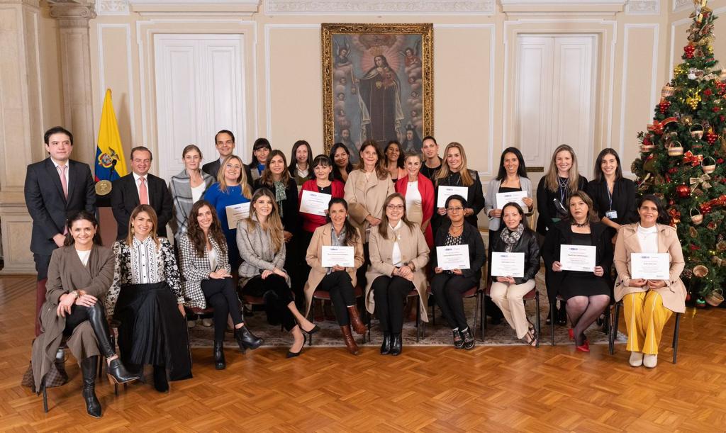 Estresadas del programa 'Mujeres que Transforman' con sus diplomas