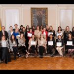mujeres que transforman en colombia - silvina moschini en entrega de diplomas
